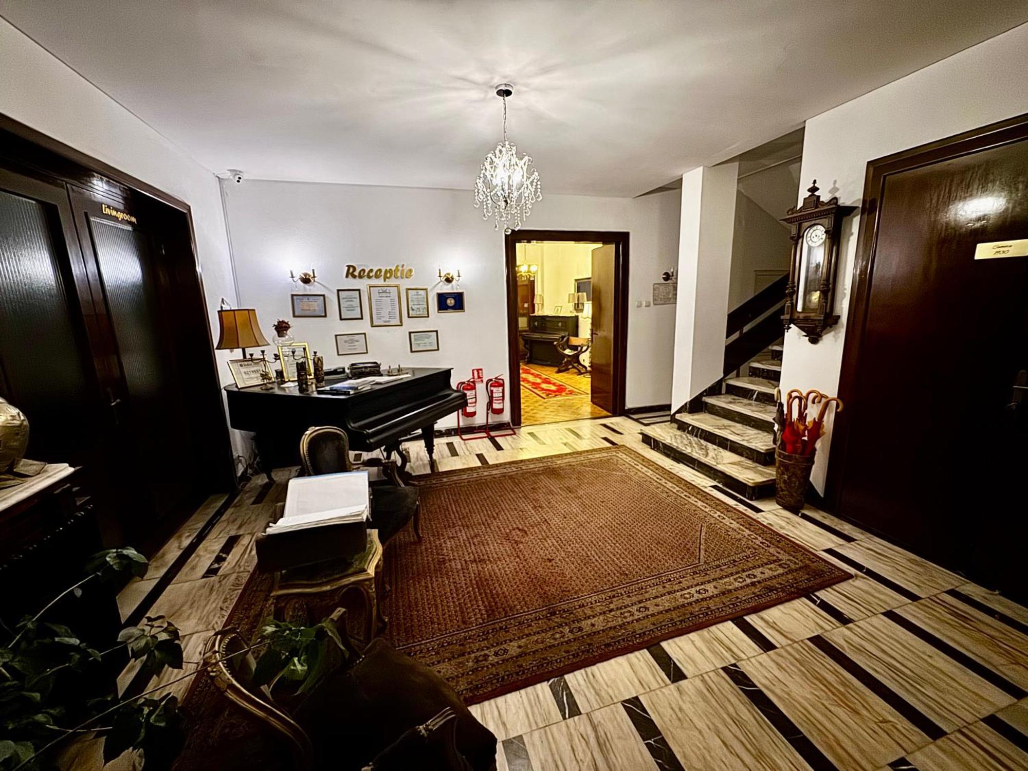 Casa Negustorului Hotell Deva Exteriör bild