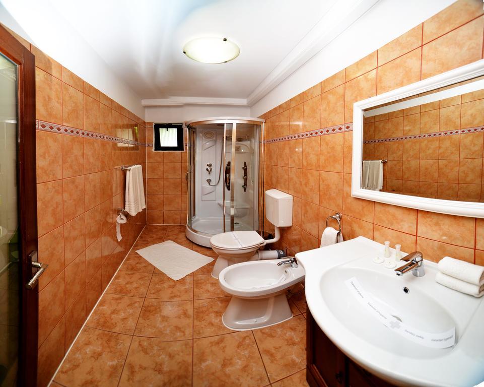 Casa Negustorului Hotell Deva Exteriör bild