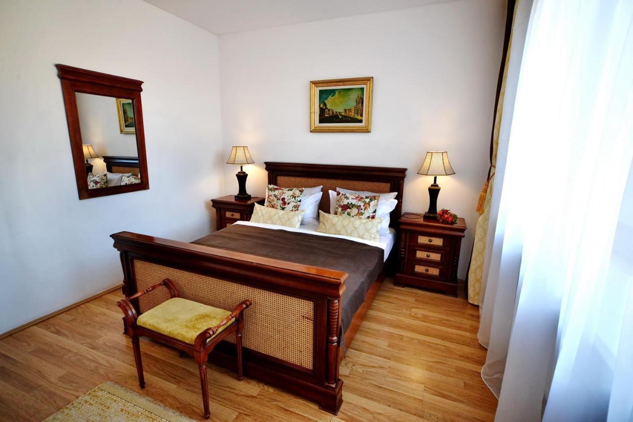 Casa Negustorului Hotell Deva Exteriör bild