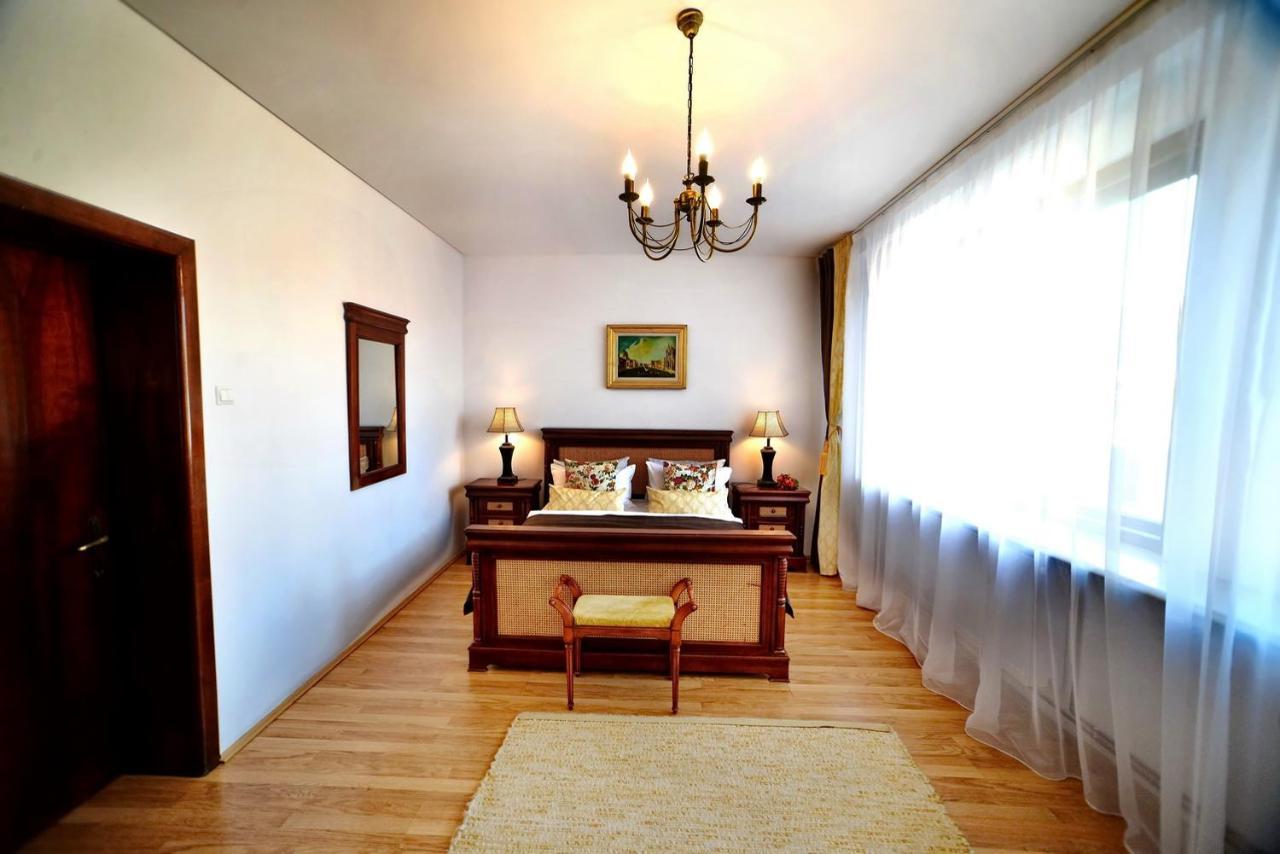 Casa Negustorului Hotell Deva Exteriör bild